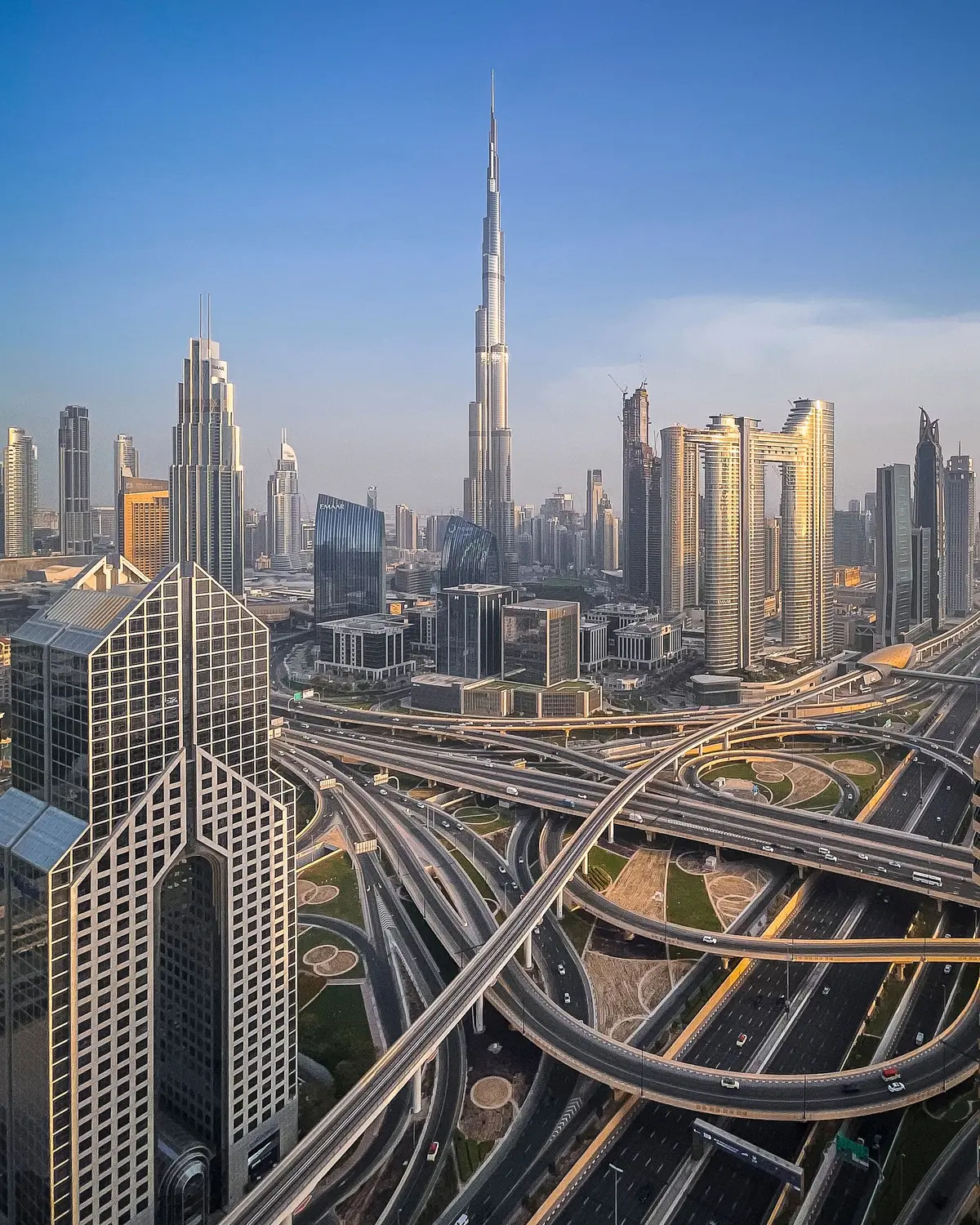 Burj Khalifa und Downtown Dubai im Abendlicht aus der Luft