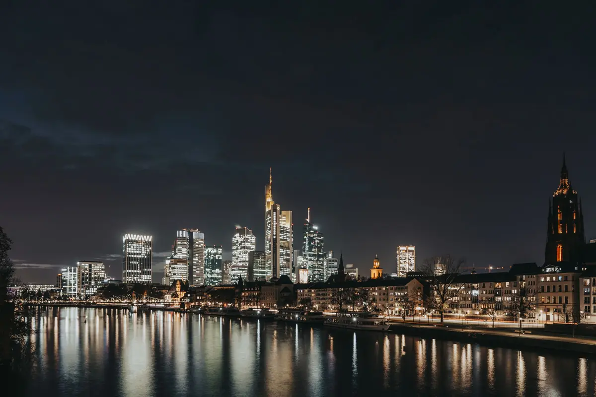 Frankfurter Skyline bei Nacht mit Spiegelung im Main