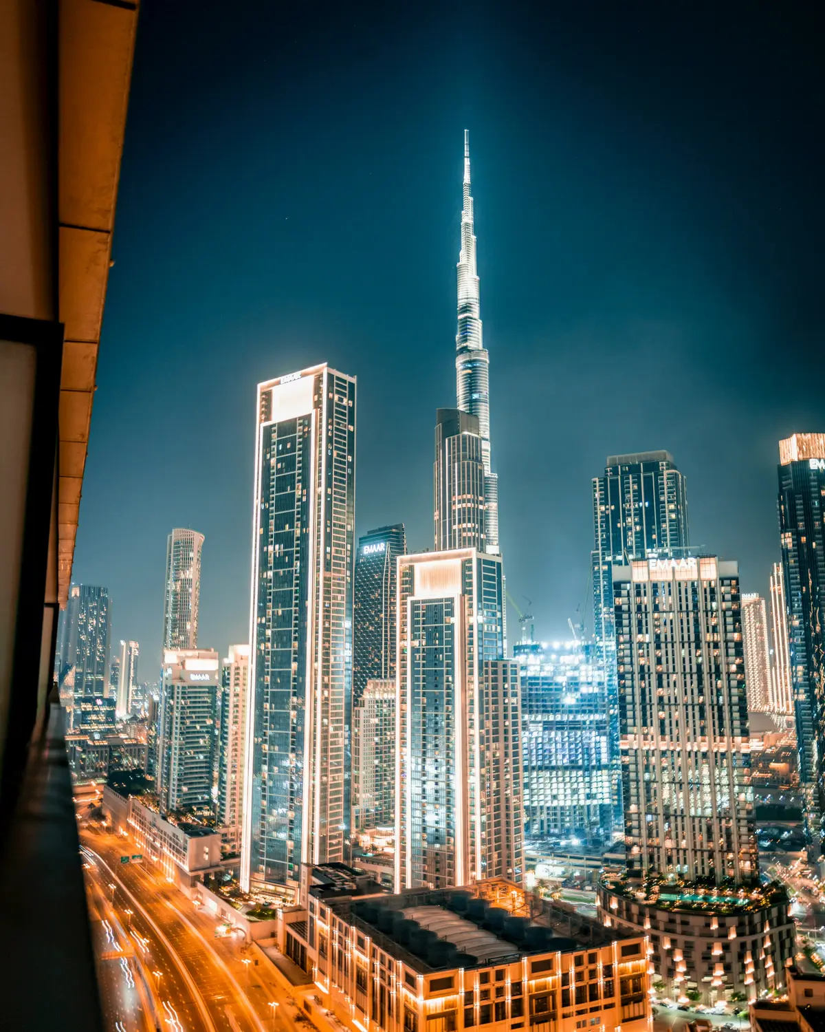 Dubai bei Nacht: beleuchtete Skyline mit Burj Khalifa
