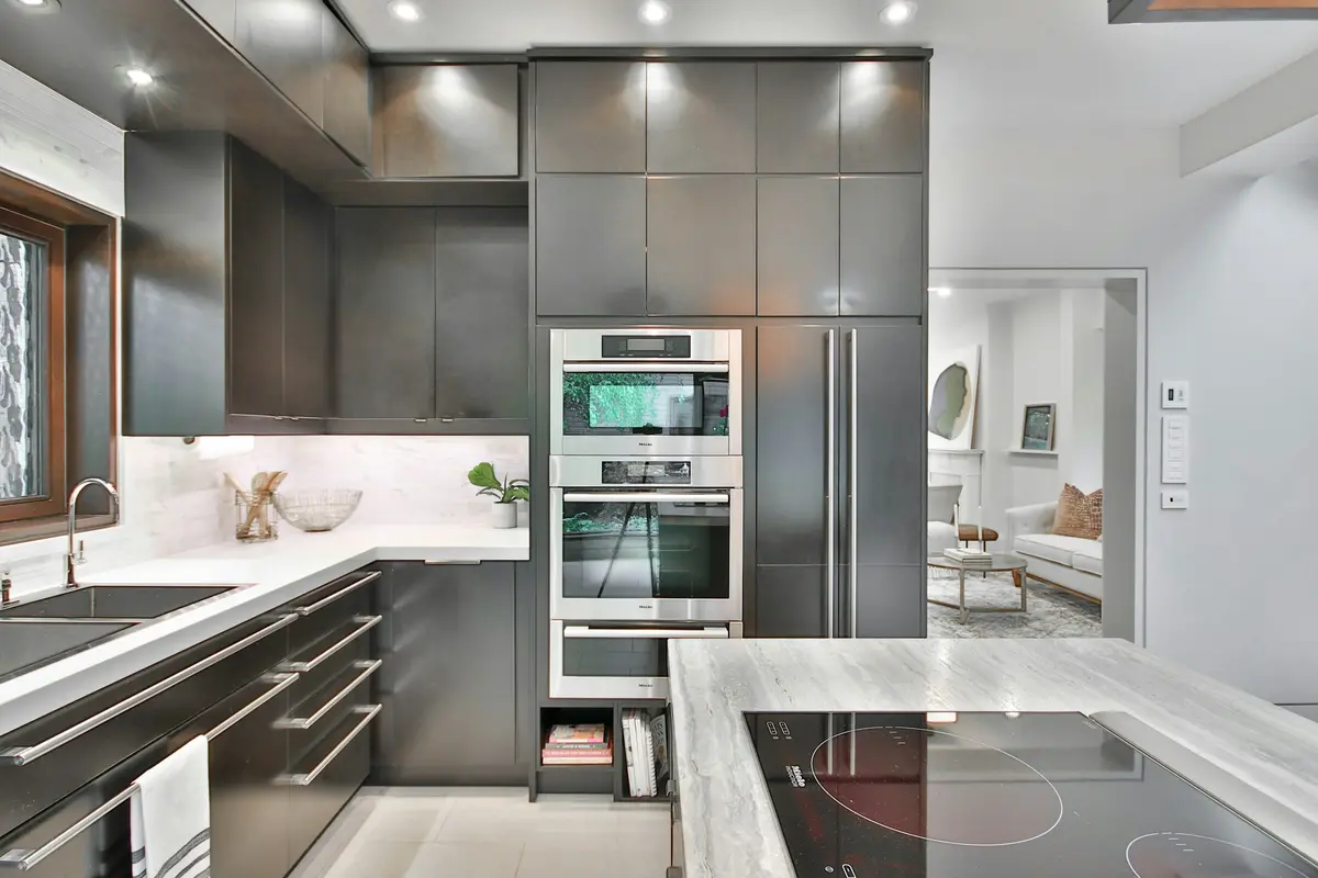 Moderne Wohnküche mit Marmorarbeitsplatte in einem Apartment