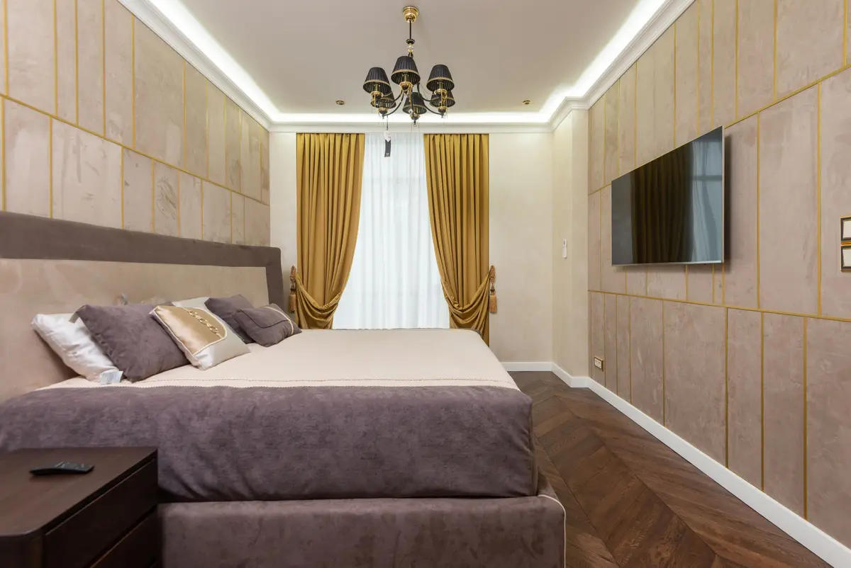 Ruhiges, hell möbliertes Schlafzimmer in einem Wohnhaus