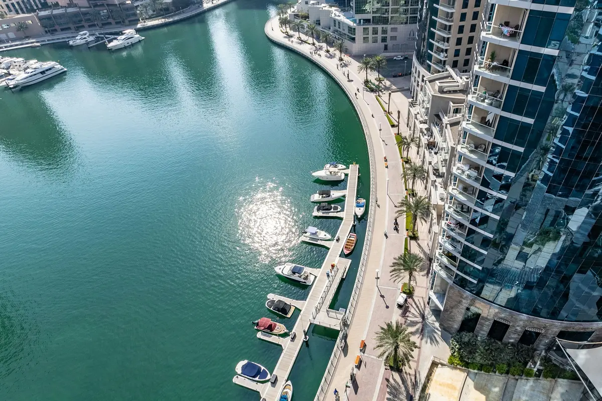 Wohntürme am Wasser in Dubai bei Tageslicht